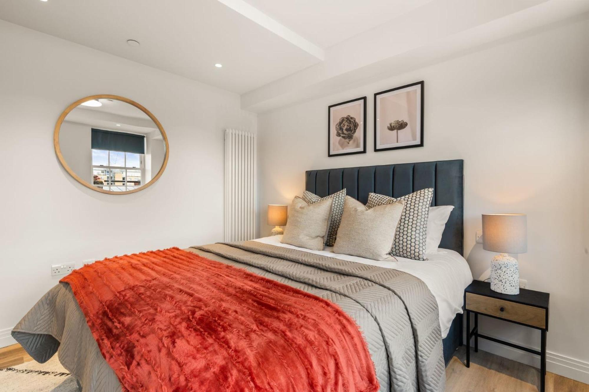 Apartment Dolphin House - Serviced Living In